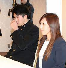 19年11月、母・陽子さん（右）と一緒に契約交渉に臨む１位指名の佐々木朗希投手― スポニチ Sponichi Annex 野球